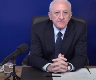 Aumento dei contagi e guerra in Ucraina i temi trattati da De Luca nel suo consueto discorso negli ultimi dieci giorni un aumento