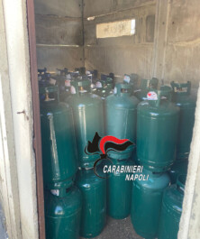 Ferramenta vendeva abusivamente bombole di gpl Carabinieri denunciano commerciante e sequestrano area di 2mila metri quadrati