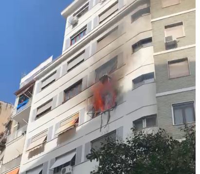 Un forte boato, poi le fiamme che provengono da un appartamento: tanta paura in via Serapide, nella zona di Santa Lucia