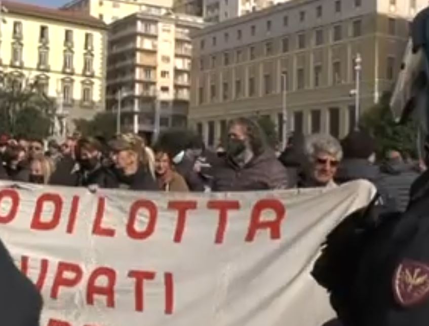 L’arrivo del premier Draghi a Napoli per la sottoscrizione del cosiddetto Patto per Napoli non è stato accolto solo positivamente