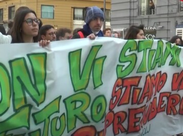 La protesta ambientalista dei ragazzi e delle ragazze di Fridays For Future non conosce pause e anche oggi