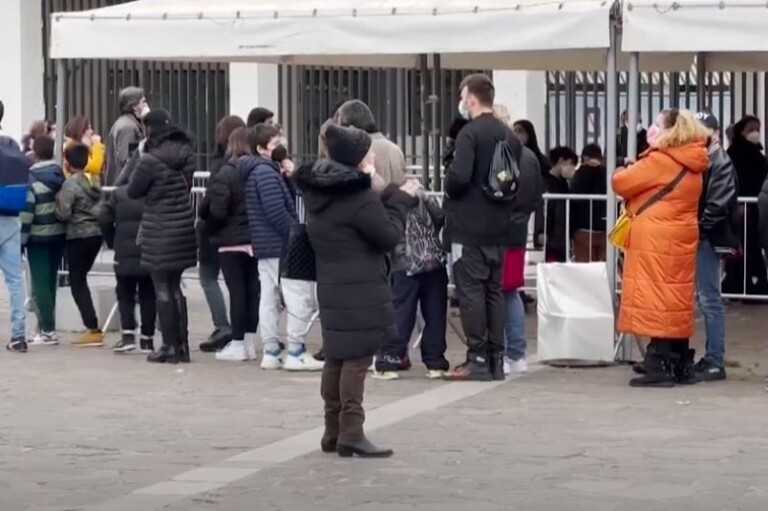 Il Covid sta tornando, colpa di omicron 2. Risale la curva dei contagi a Napoli, come in Campania e nel resto del Paese.