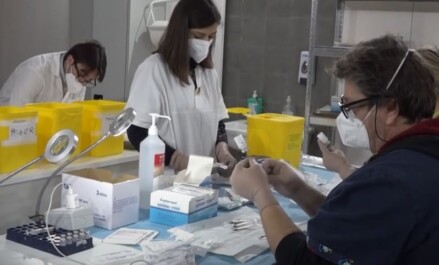 A un mese dall’inizio della guerra in Ucraina, il covid sembra passato in secondo piano, ma non si tratta di un problema lontano