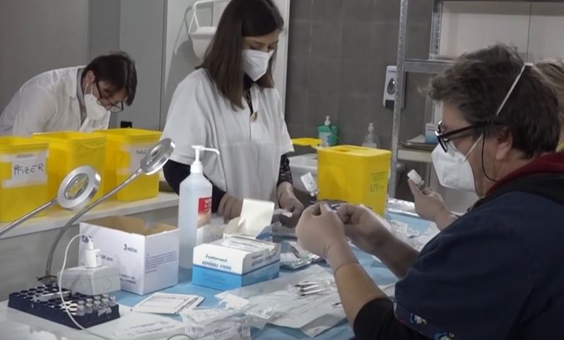 A un mese dall’inizio della guerra in Ucraina, il covid sembra passato in secondo piano, ma non si tratta di un problema lontano