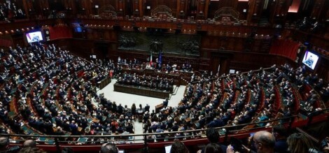 Una standing ovation all'interno di Montecitorio ha accolto il presidente Ucraino Volodymyr Zelensky, in video collegamento con il Parlamento italiano