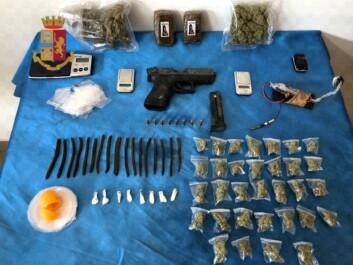 Stamane gli agenti del Commissariato Pianura hanno notato in via Josè Maria Escrivà un uomo che prelevava una busta dietro un pilastro
