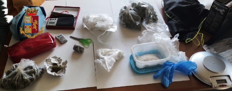 Un'ordinanza di applicazione di misure cautelari è stata eseguita dalla Squadra Mobile di Napoli a carico di quattro persone