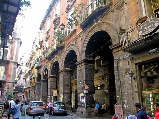 Verso le 3 di questa notte i carabinieri del nucleo radiomobile di Napoli sono intervenuti in Via dei Tribunali