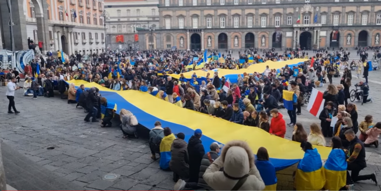 Due enormi bandiere blu e gialle al centro di piazza del Plebiscito per la pace attorno al simbolo dell’Ucraina