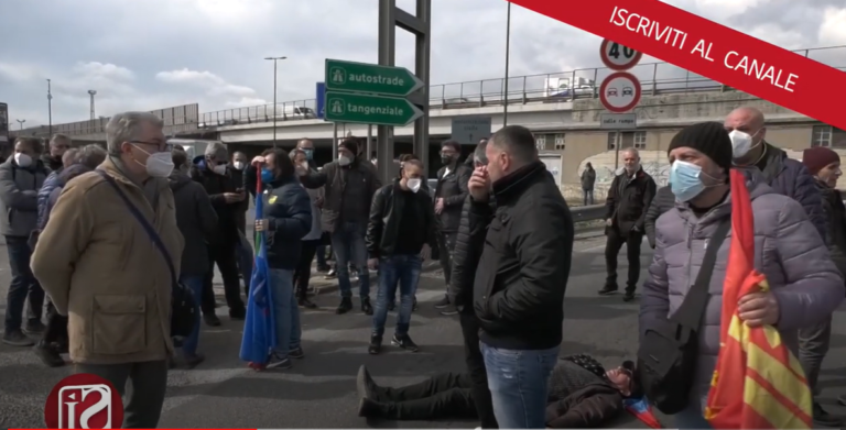 Poco dopo l’assemblea in fabbrica terminata in mattinata un gruppo di ex operai della Whirlpool è sceso in strada