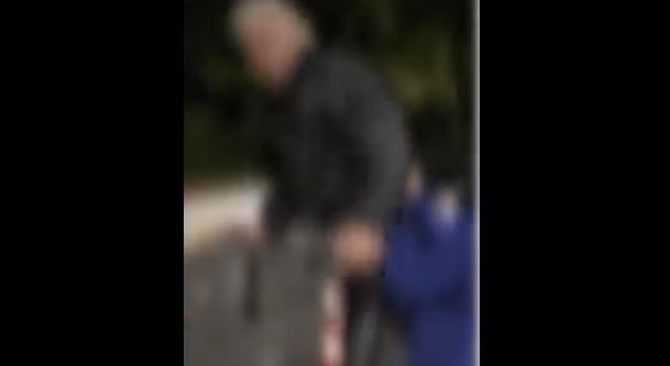 "Facci fare due risate" una voce fuori campo si diverte vedere un indifeso anziano preso di forza e gettato nel bidone della spazzatura