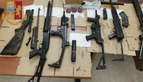 Un vero arsenale bellico con armi da guerra e una granata, è stato rinvenuto dalla Polizia a Castel Volturno in provincia di Caserta