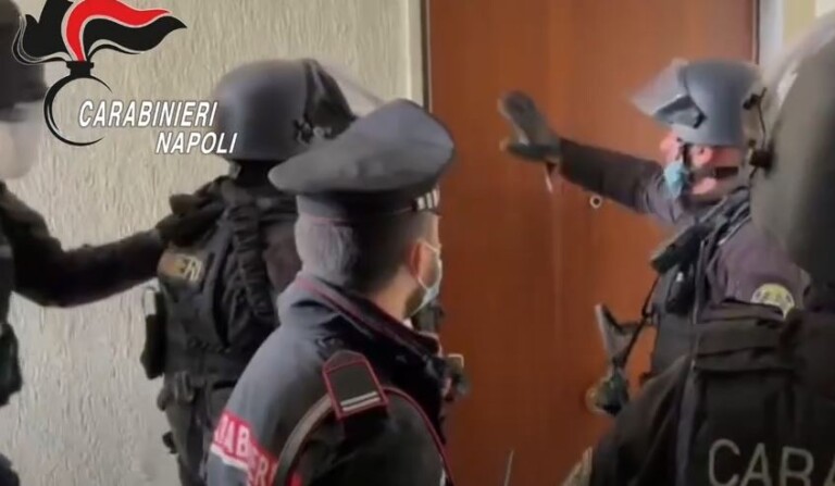 Negli ultimi mesi l’area a Nord di Napoli è stata scossa da raid contro le pizzerie esplosioni e agguati una maxi retata hanno dato