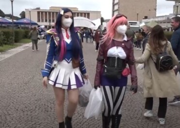 La pioggia non ha impedito a migliaia di ragazzi, facce sorridenti e un tripudio di costumi colorati, di animare