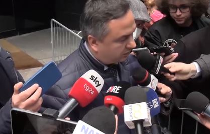 Maksim Kovalenko mostra le foto dei civili morti per spiegare il perché della posizione del Consolato ucraino