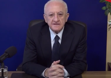 Il Governo si è orientato a mantenere l'obbligo della mascherina fino a metà giugno meno male afferma De Luca