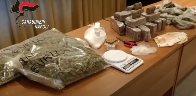14 chili di droga nella casa di un’insospettata 4 arresti dei Carabinieri dopo un lungo inseguimento fino ad Avellino