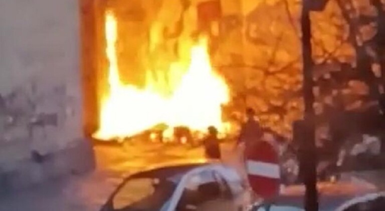 Un nuovo incendio ha danneggiato la chiesa di Sant’Eligio le fiamme che si distendono all’esterno della chiesa