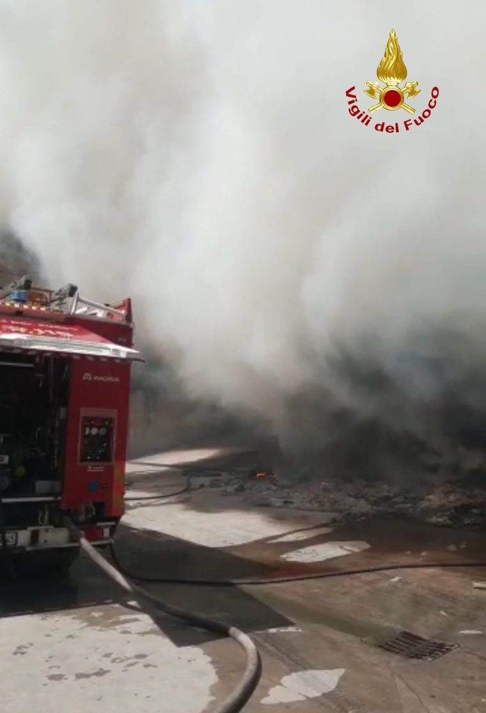 Un vasto Incendio devasta un negozio di bomboniere a Maddaloni: dipendenti in fuga dalle fiamme divampate intorno