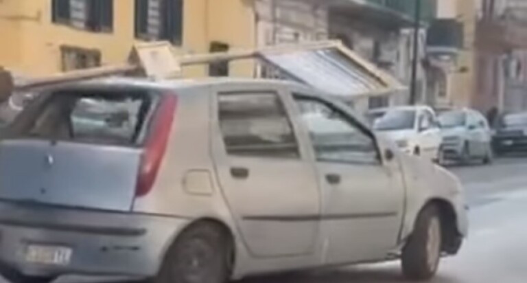 Carica sulla sua vettura una fermata dell'autobus e se ne va portandosela via è' accaduto in via Emilio Scaglione