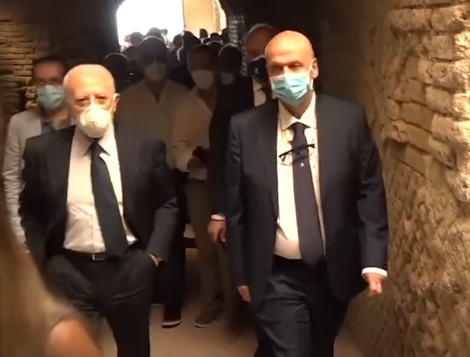 Il sindaco di Pozzuoli Vincenzo Figliolia è fra gli indagati della Procura di Napoli nell’ambito di un’inchiesta