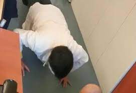 Specializzandi costretti a fare flessioni se arrivano in ritardo. Sottoposti ad altri tipi di vessazioni e punizio