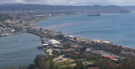 Una scia rossa si dirige verso il mare superando i confini del lago d'Averno. Le immagini dall'alto mostrano l'espandersi del particolare fenomeno