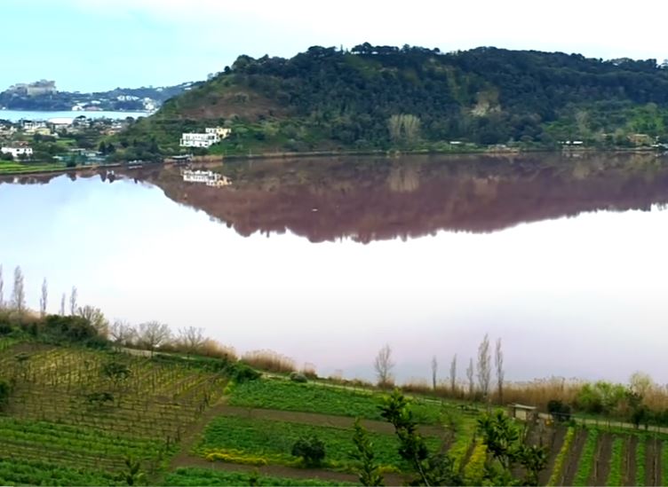 A Pozzuoli il lago d’Averno è diventato di un colore molto simile al vino. Il fatto ha preoccupato molto i residenti