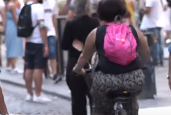 Napoli esplode di turisti e, con gli arrivi degli ultimi giorni dall’Italia e dal resto del mondo, il Covid e la pandemia iniziano