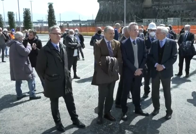 Napoli, ecco la nuova piazza Municipio Via i cantieri della metro che per 22 anni hanno occupato l'area che da Palazzo San Giacomo