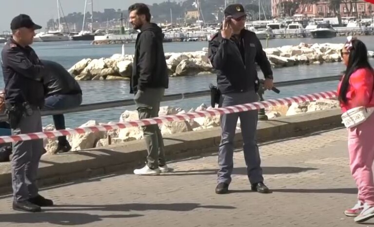 La polizia allontana i curiosi mentre la scientifica porta a termine i rilievi sul corpo di un ragazzo marocchino morto sul lungomare