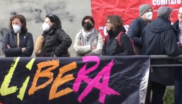 Non lasciamo sola la famiglia Cerrato” è questa la scritta a caratteri cubitali che si legge sui manifesti affissi per la città