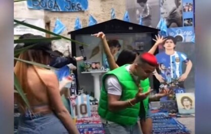Sfera Ebbasta al Murales di Maradona con Petagna: ciak per il suo nuovo singolo (VIDEO) Sorpresa al Murales di Maradon