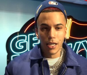 Quanti ragazzi in strada per l'arrivo di Sfera Ebbasta a #Napoli. E' stato inaugurato al Corso Umberto il nuovo locale