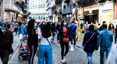 Sono da poco passate le 3 di notte e un 26enne agrigentino dopo aver trascorso il weekend a Napoli lascia il B&B di via Toledo