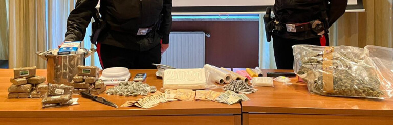 Blitz anti-droga per i Carabinieri della compagnia di Castello di Cisterna dove a finire in manette sono stati