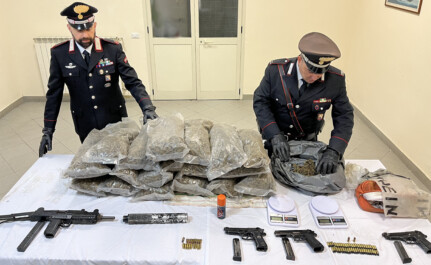 Un arsenale per uccidere e droga in abbondanza per assecondare la domanda commerciale di centinaia di clienti