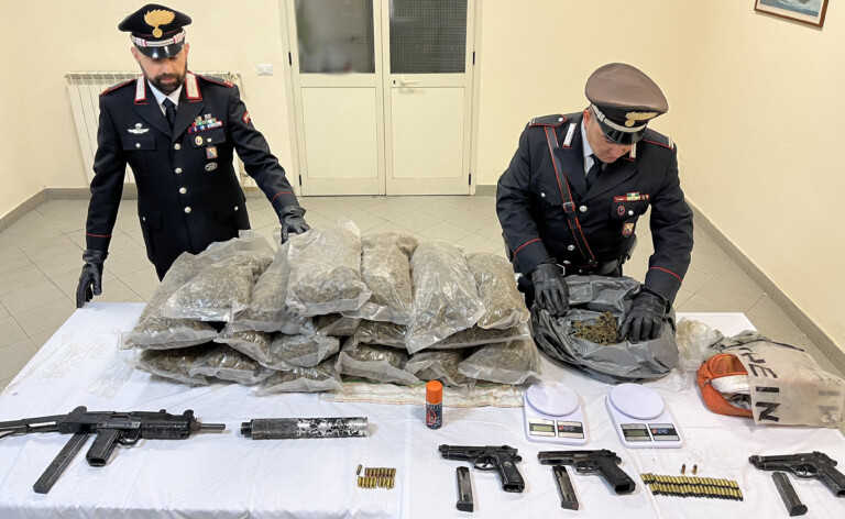 Un arsenale per uccidere e droga in abbondanza per assecondare la domanda commerciale di centinaia di clienti