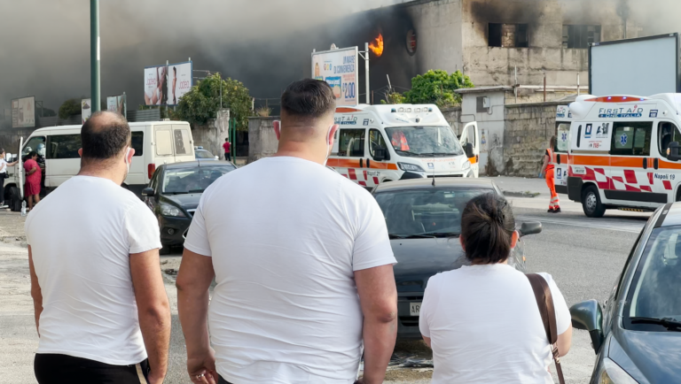 Le fiamme nel campo rom