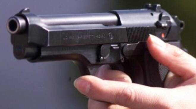 Intorno alle 23, un 24enne incensurato di Sorrento è stato colpito alla gamba destra da due colpi di pistola