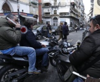 I Falchi della Squadra Mobile, nel transitare in corso Umberto all’angolo con via Marvasi, hanno notato due uomini
