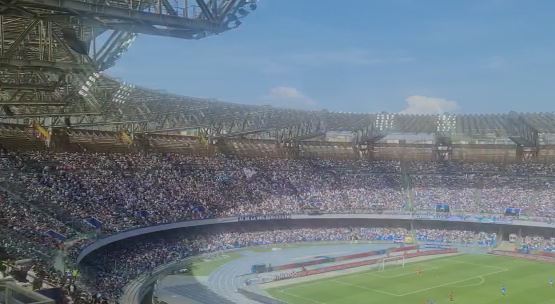 E’ l’ultima di campionato al Maradona. L’ultima con la maglia del Napoli di Lorenzo Insigne. E’ una calda domenica di maggio ed i suoni