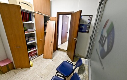 Furto nella notte all’interno del centro servizi della Uil di Campania, in via Guantai Nuovi dove i ladri sono entrati forzando