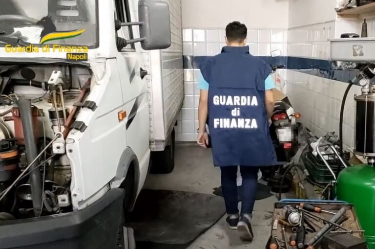 Il Comando Provinciale della Guardia di Finanza di Napoli ha sequestrato a Terzigno un opificio tessile e un’autofficina