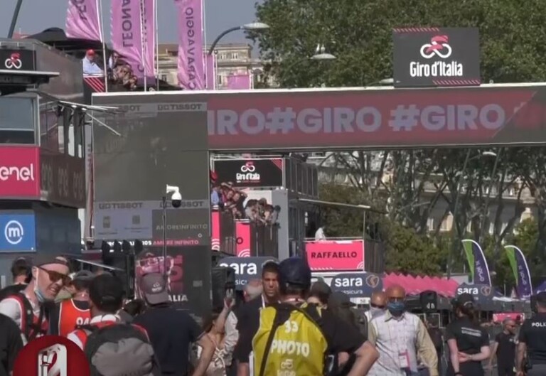 Grande successo per la tappa partenopea del Giro d’Italia ottava nel tabellone della competizione sportiva partita dal villaggio