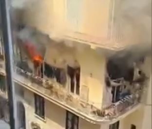 Un incendio è scoppiato a Capri in un’abitazione privata in via Camerelle, nel centro di Capri, tra le vie dello shopping 