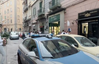 Paura nella tarda serata di ieri al Borgo Orefici dove è avvenuta una rapina con sparatoria in una gioielleria