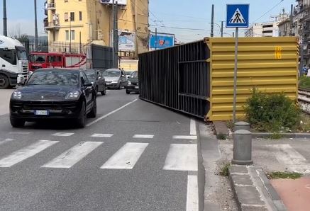 Un camion in uscita dal Varco Pisacane del porto di Napoli su via Marina effettua una manovra sbagliata in curva e perde