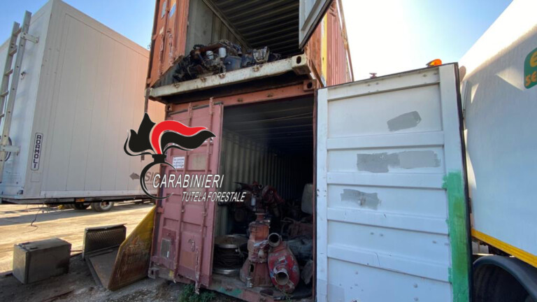 Tutelare l’ambiente, il mantra dei Carabinieri Forestali nella campagna di controlli promossi nella provincia napoletana. Questa volta siamo a Marigliano, in un fondo agricolo di circa mille metri quadri, sede di una ditta di trattamento e smaltimento rifiuti. Non deve sorprendere, dunque, l’enorme quantità di immondizie presente ma il modo in cui era gestita. Nessun controllo, nessun filtraggio, nessuna cura nell’evitare l’odore acre diffuso nell’intero agro mariglianese.