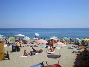 Si confondono tra i bagnanti sulla spiaggia e arrestano il latitante Luigi Piscopo nella località balneare di Baia azzurra
